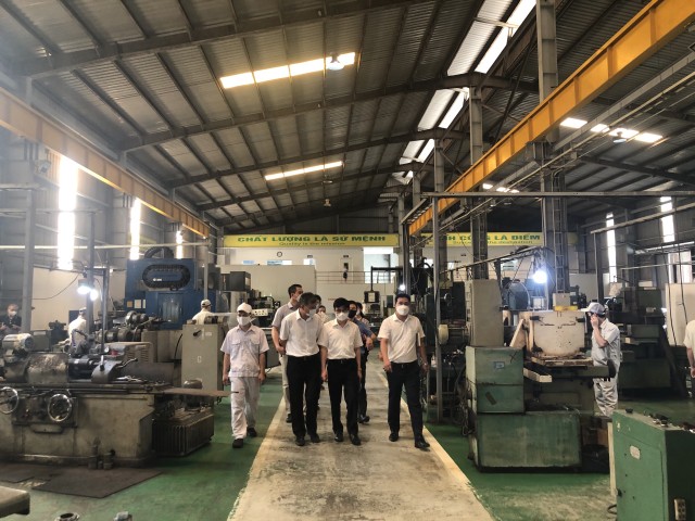 Đại biểu Quốc hội chuyên trách tham gia buổi thăm và làm việc với một số  doanh nghiệp sản xuất sản phẩm công nghiệp chủ lực trên địa bàn Thành phố